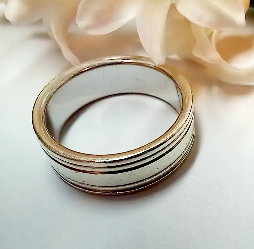 Srebrna obrączka co oznacza? Odkryj jej głębokie znaczenie w miłości