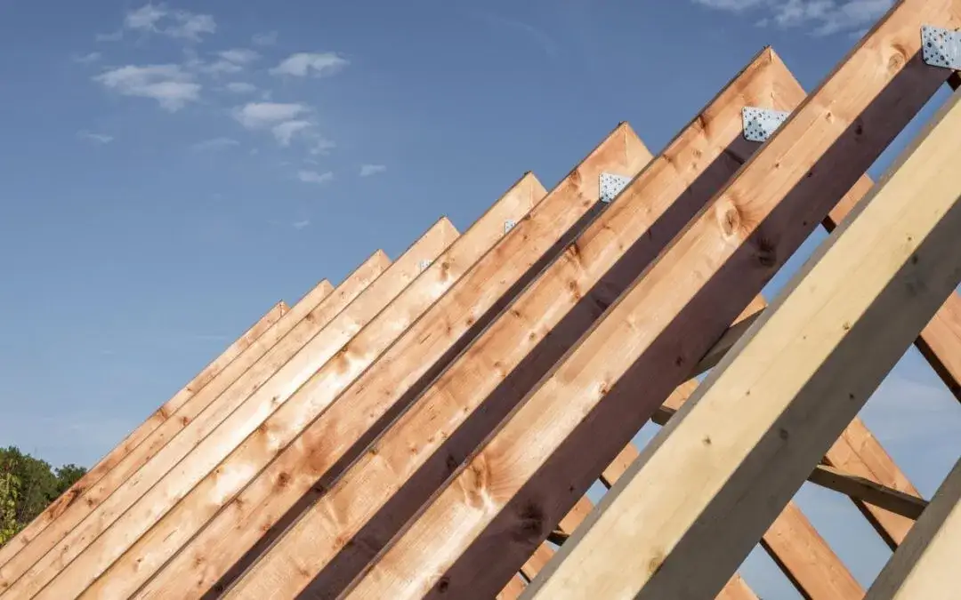 Jakie belki na strop drewniany? Wybierz najlepsze rozwiązanie dla swojego projektu