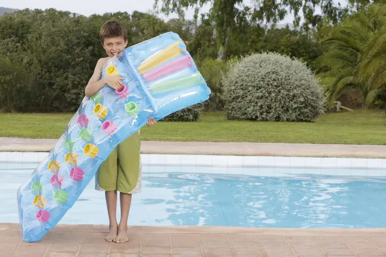 Dziurawy materac dmuchany? Napraw go sam krok po kroku!