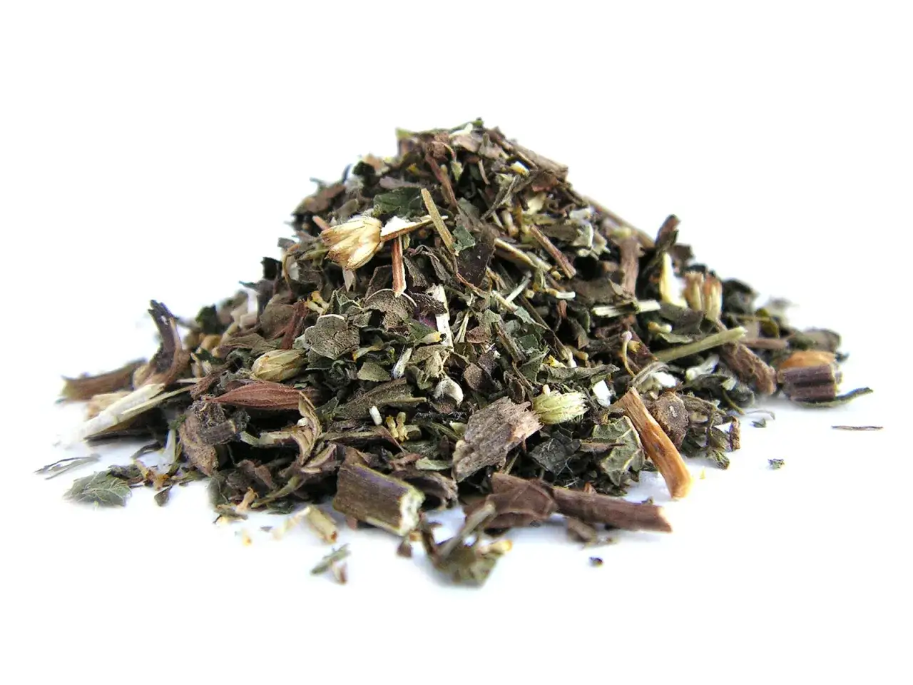 Kopka suszonych ziół na uspokojenie, z widocznymi fragmentami liści, łodyg i kwiatów.