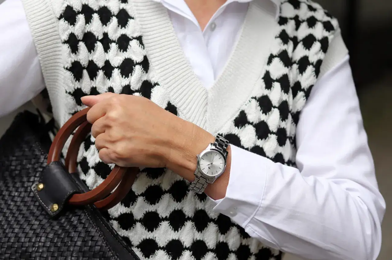 Srebrny zegarek damski: Jak wybrać i stylizować idealny model?