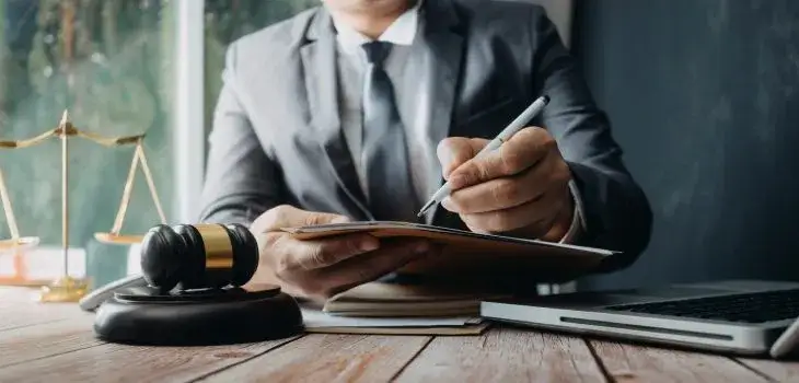 Ile zarabia prawnik bez aplikacji? Zaskakujące fakty o wynagrodzeniach