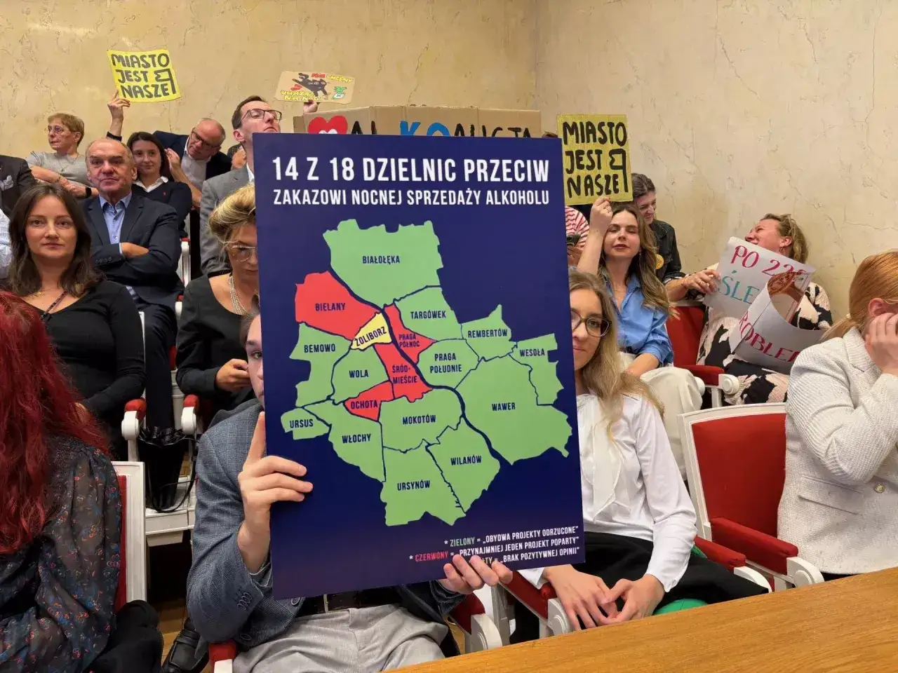 Ludzie protestują przeciwko prohibicji nocnej sprzedaży alkoholu w Warszawie. Mapa pokazuje, które dzielnice są przeciw.