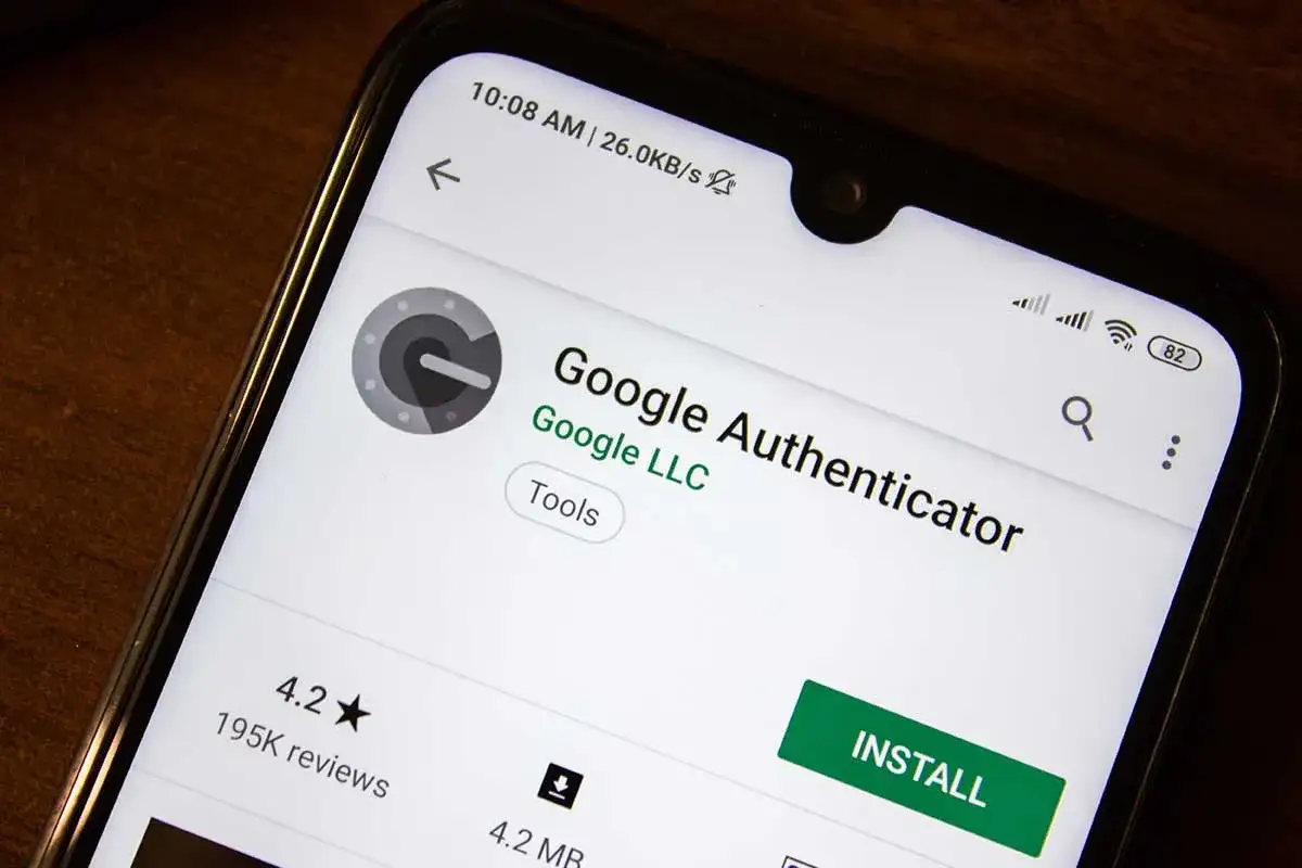 Ekran telefonu z aplikacją Google Authenticator. Dowiedz się, google authenticator jak działa, aby zwiększyć bezpieczeństwo swoich kont.