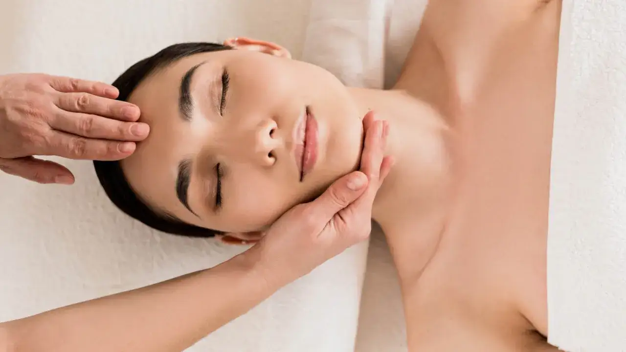 Ile trwa masaż Kobido? Pełny przewodnik po czasie i efektach.