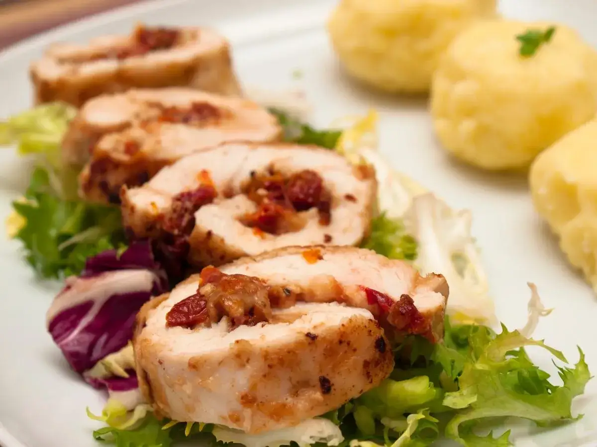 Najlepsze przepisy na roladki drobiowe, które zachwycą Twoich gości