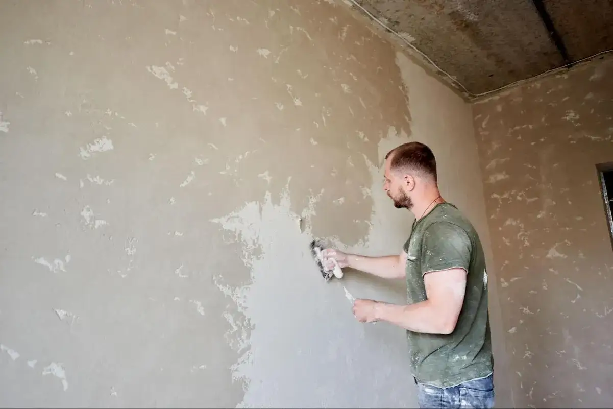 Czy gruntować tynk cementowo-wapienny przed gładzią? Kluczowe informacje