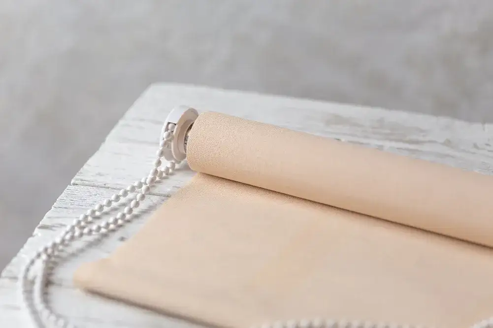 Ile kosztują rolety wewnętrzne? Sprawdź ceny i wybierz najlepsze opcje