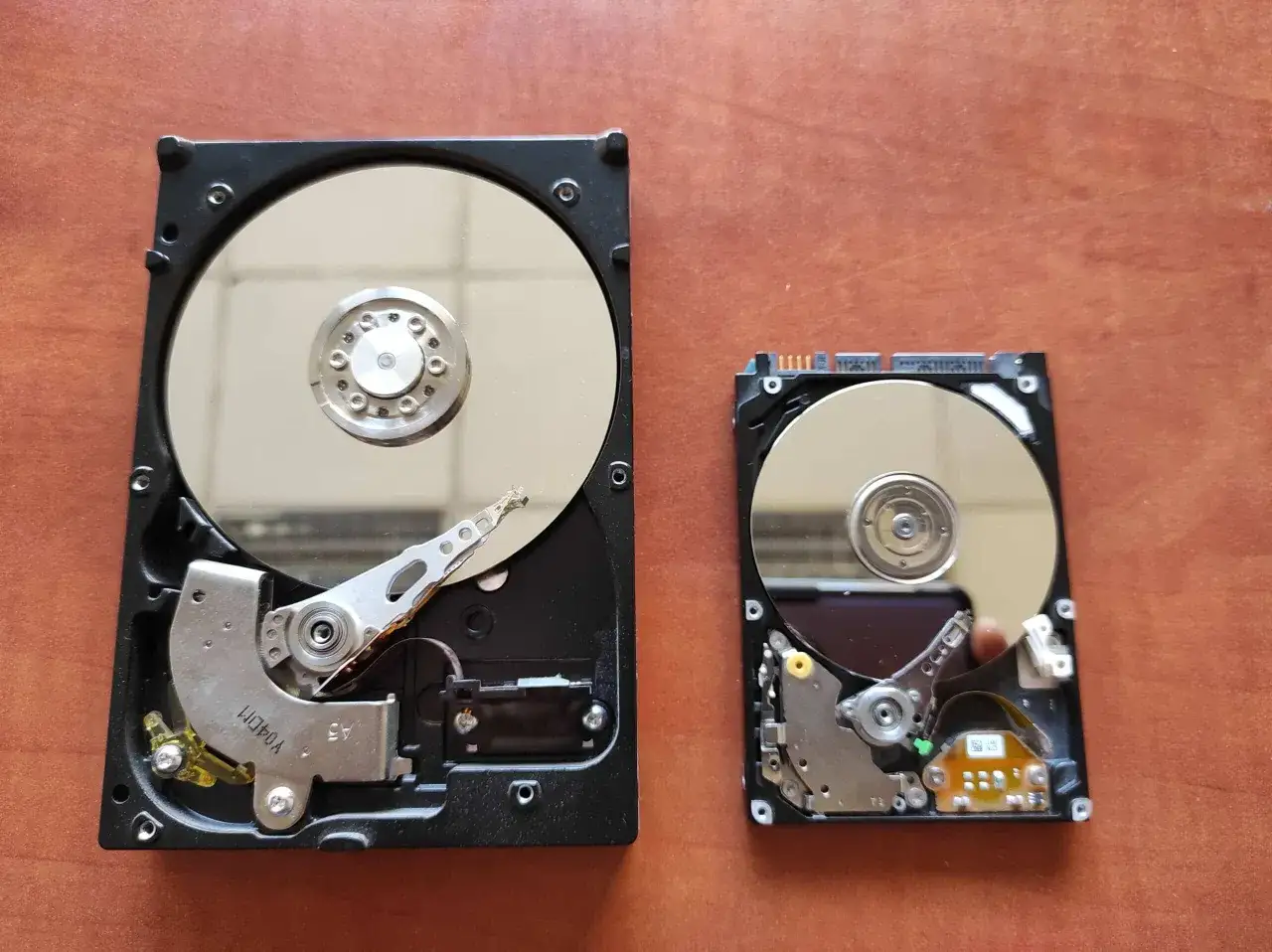 Dwa dyski twarde, jeden większy, drugi mniejszy. Wymiana dysku na SSD to klucz do tego, jak przyspieszyć laptopa.