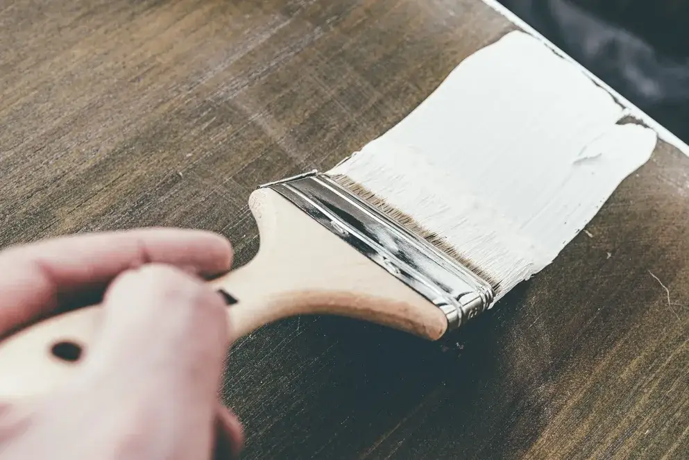 Biała farba do drewna: Jaki typ wybrać? Poradnik krok po kroku