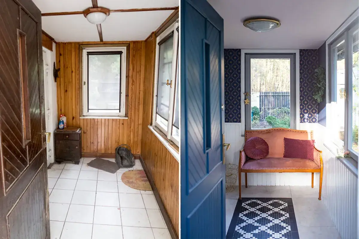 Przed i po metamorfozie: z boazerii na poddaszu do stylowego przedpokoju z granatową tapetą i różową kanapą.