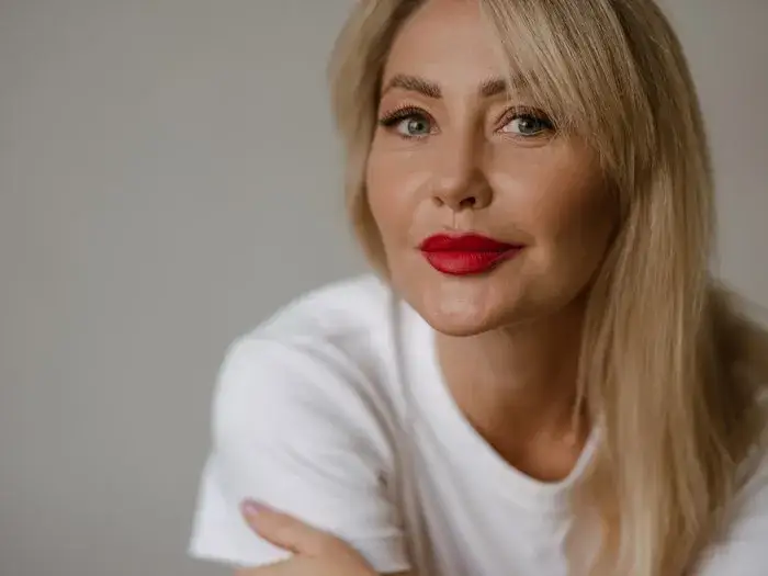 Jakie cienie do powiek po 50, które ukryją zmarszczki i dodadzą blasku