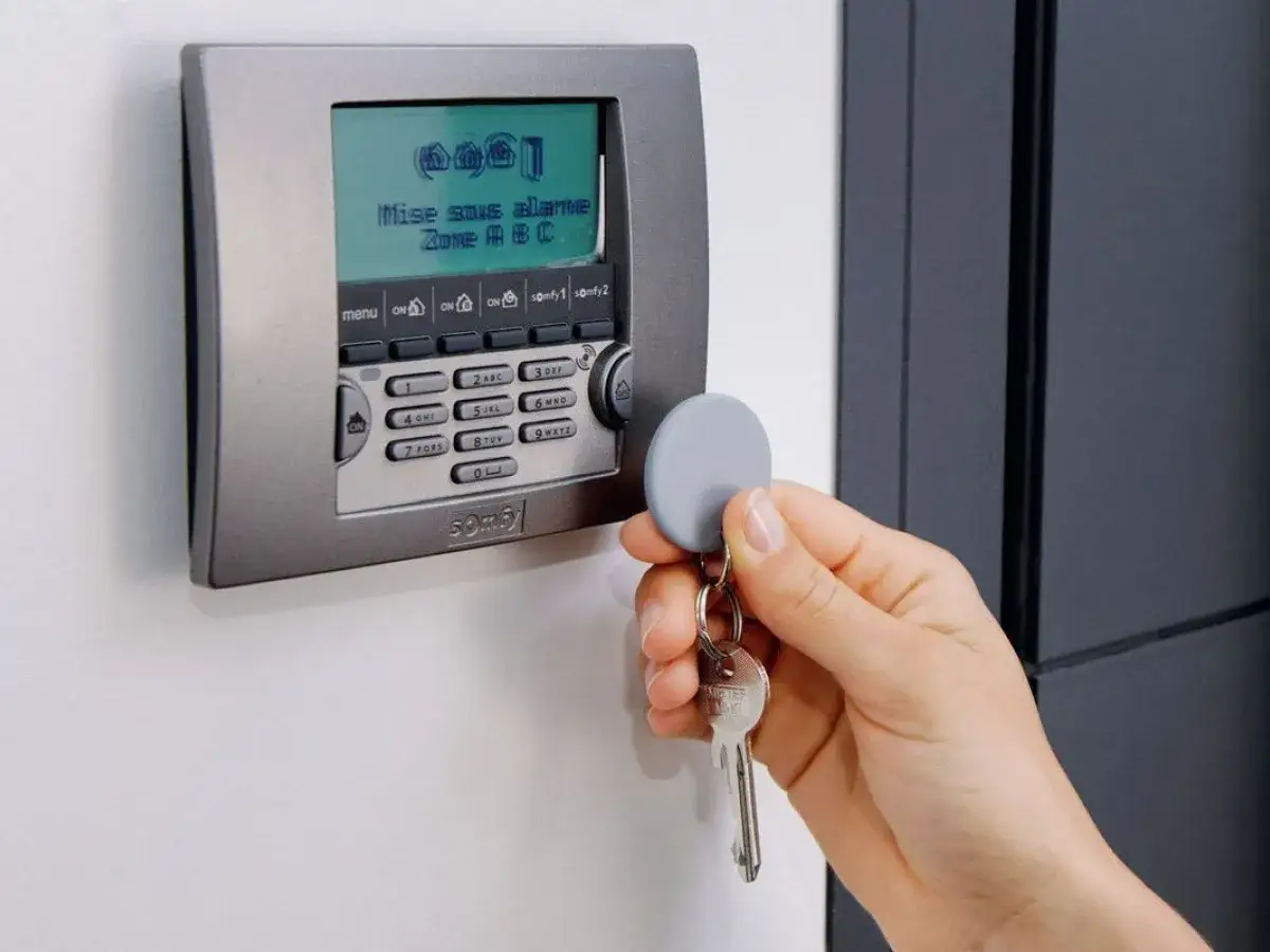 Jak działa alarm w domu? Kluczowe informacje o systemach bezpieczeństwa