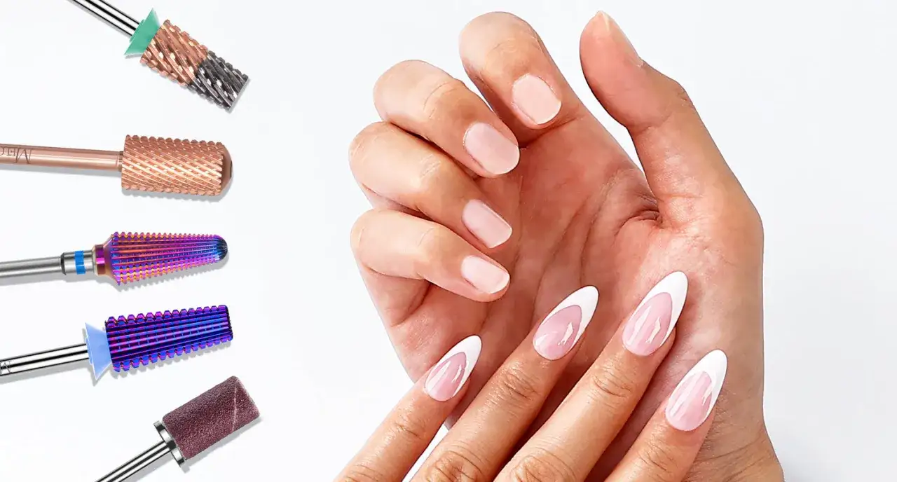 Różne frezy do paznokci, w tym idealny frez do ściągania żelu, obok dłoni z eleganckim french manicure.