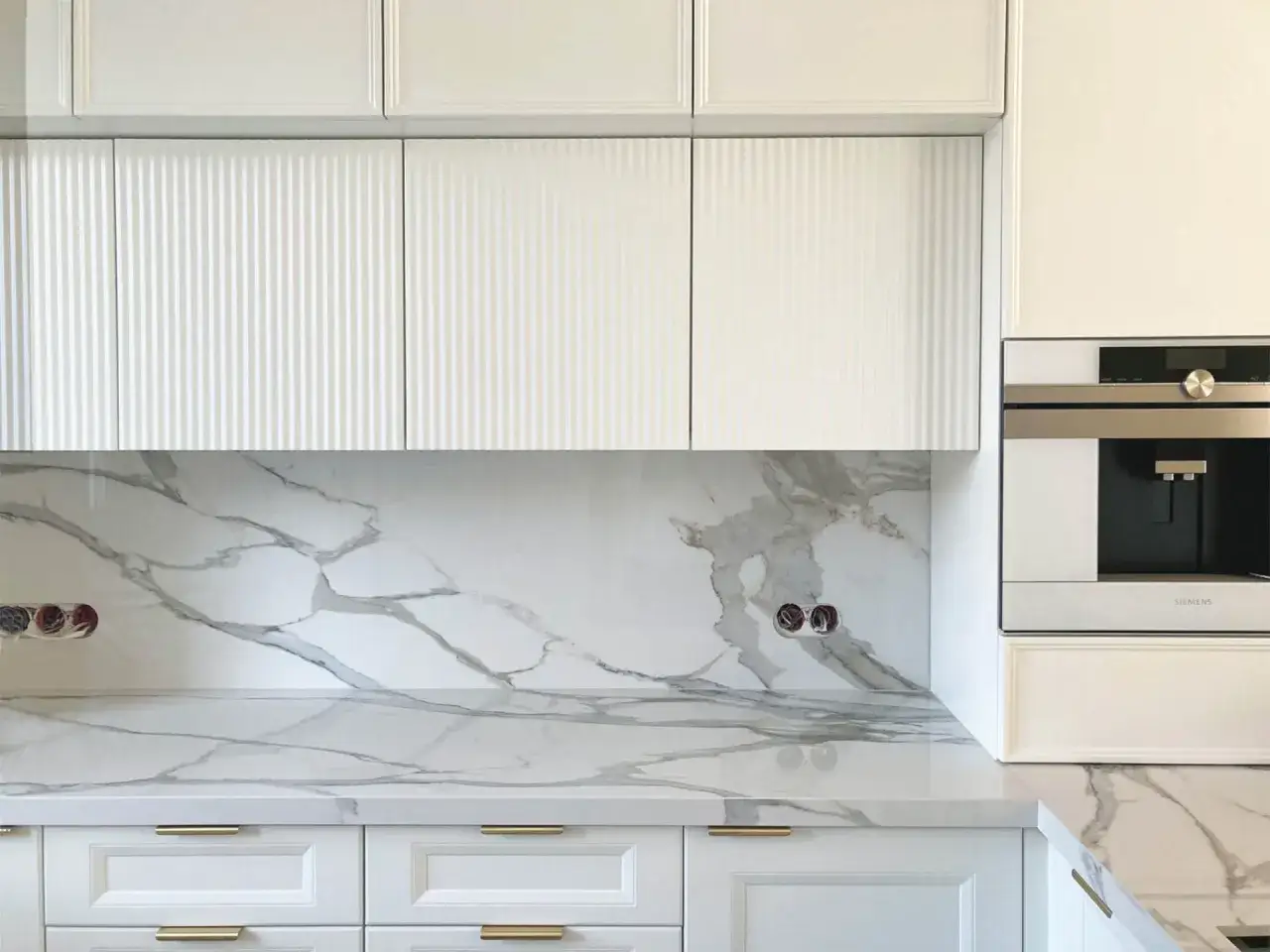 Spiek kwarcowy czy konglomerat? Wybierz idealny materiał do kuchni!