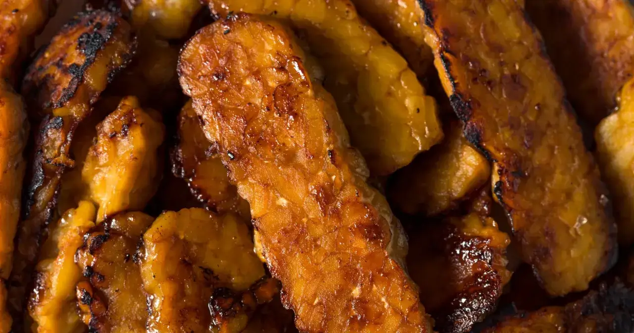 Usmażony tempeh, idealny sposób na to, jak zrobić wegańskie mięso. Złocisty, lekko przypieczony, apetyczny.