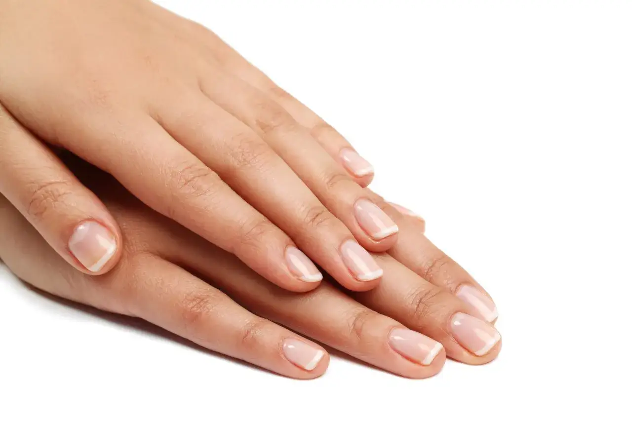 Eleganckie dłonie z klasycznym french manicure. Dowiedz się, jak zrobić french zwykłym lakierem, by uzyskać taki efekt.