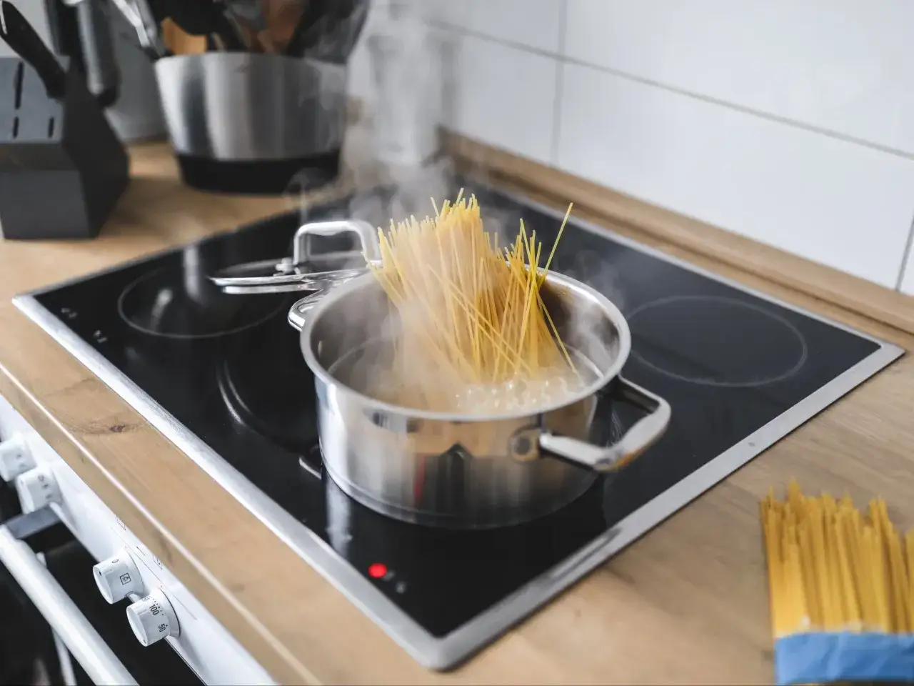 Gotowanie na indukcji: Realne koszty i sprawdzone sposoby na oszczędności