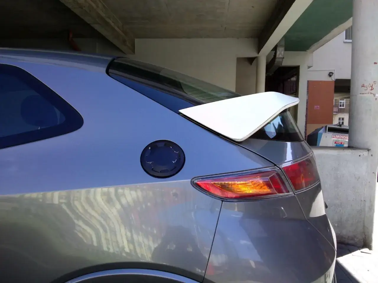 Szary samochód Honda Civic VII z białym spoilerem na klapie bagażnika.