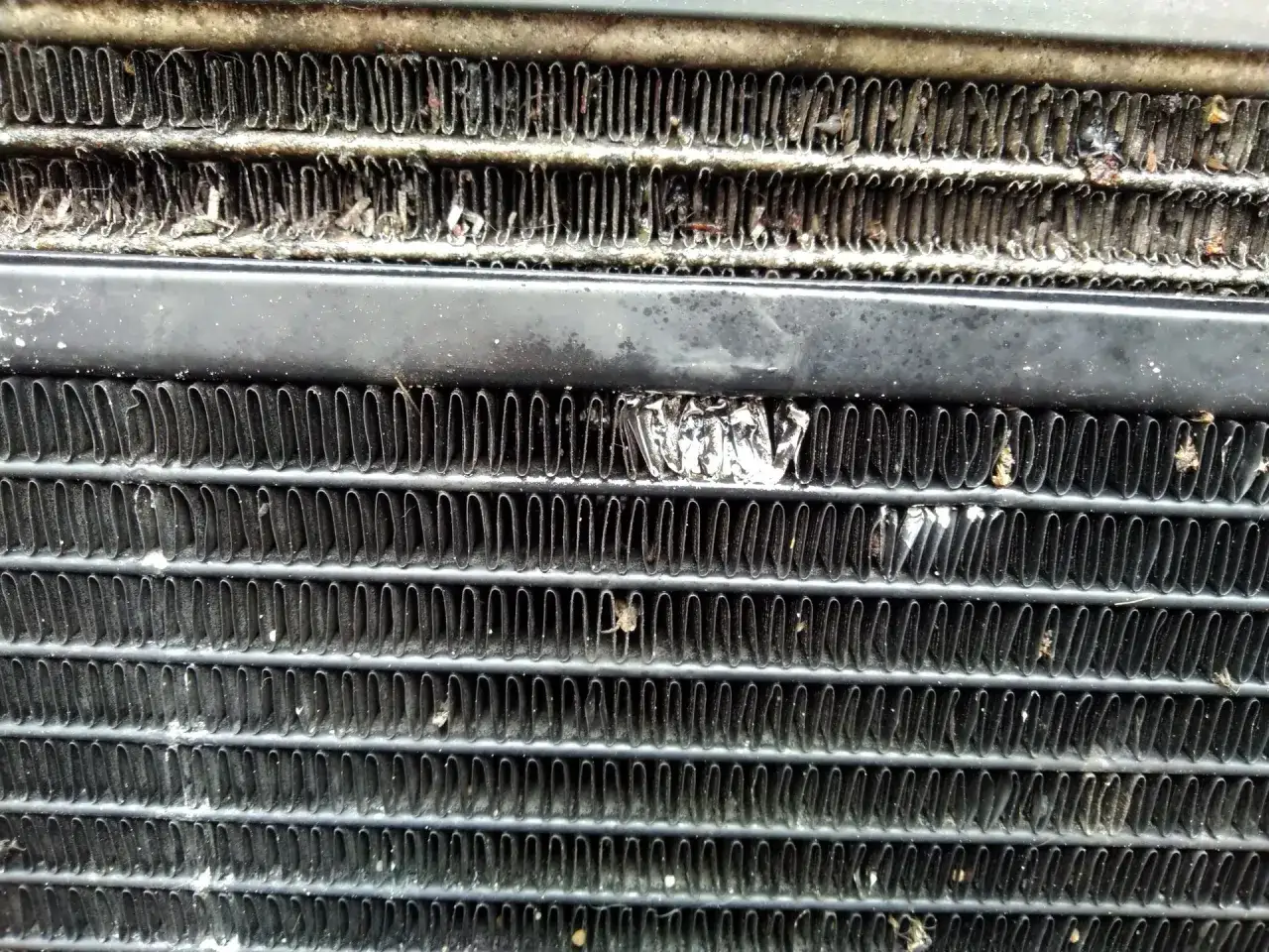 Uszkodzona chłodnica klimatyzacji objawy – jak je rozpoznać i naprawić