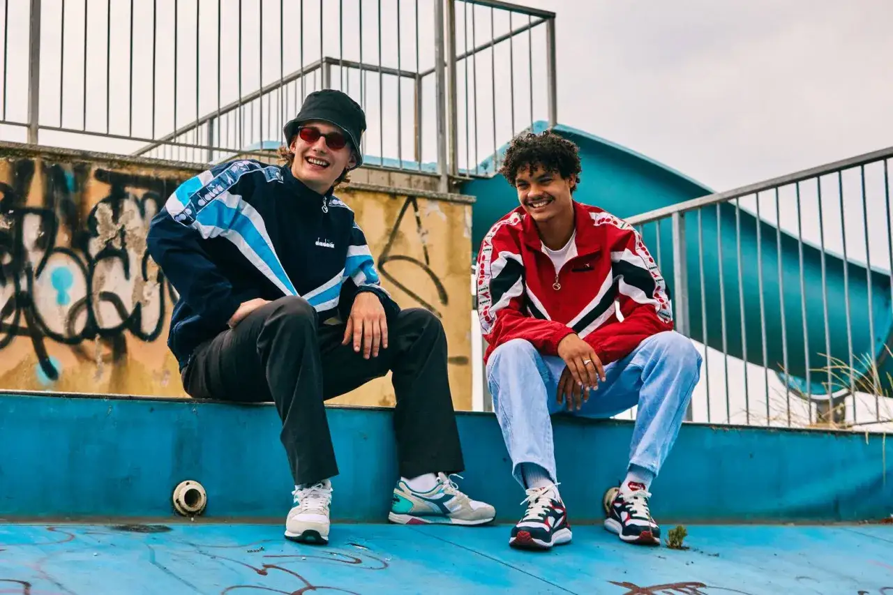 Co było modne w latach 80? Odkryj kultowe trendy i stylizacje