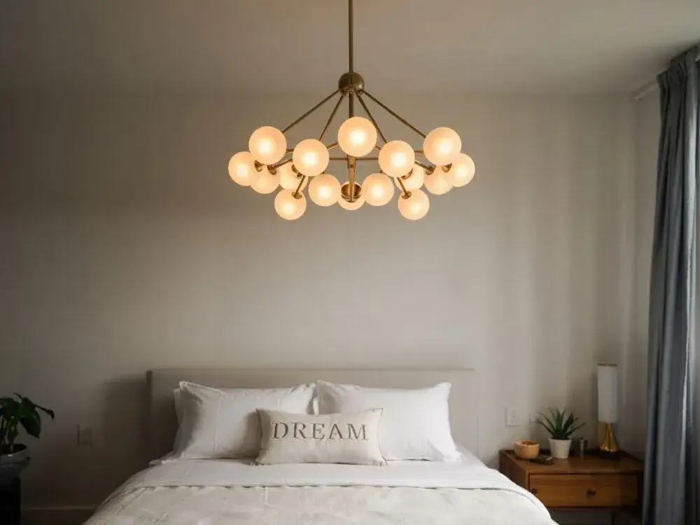 Jak wybrać idealny żyrandol do małej sypialni, by nie przytłoczyć przestrzeni