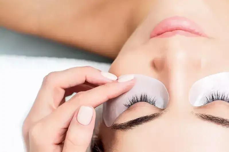 Ile trwa przedłużanie rzęs 3D? Poznaj czas zabiegu i ważne szczegóły
