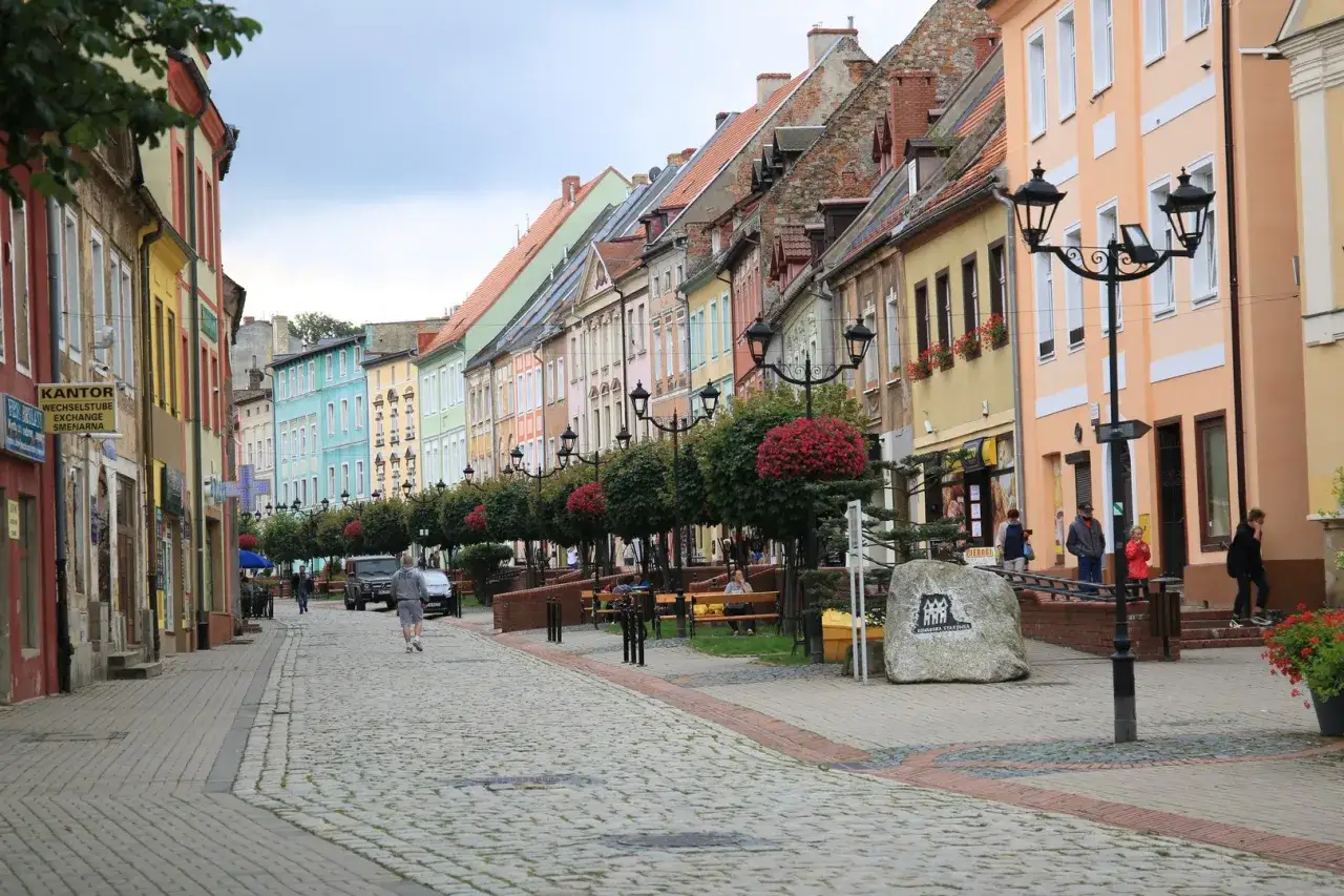 Kolorowa ulica w Kowarach, pełna urokliwych kamienic i zieleni. To idealne miejsce na spacer i odkrywanie lokalnych atrakcji.