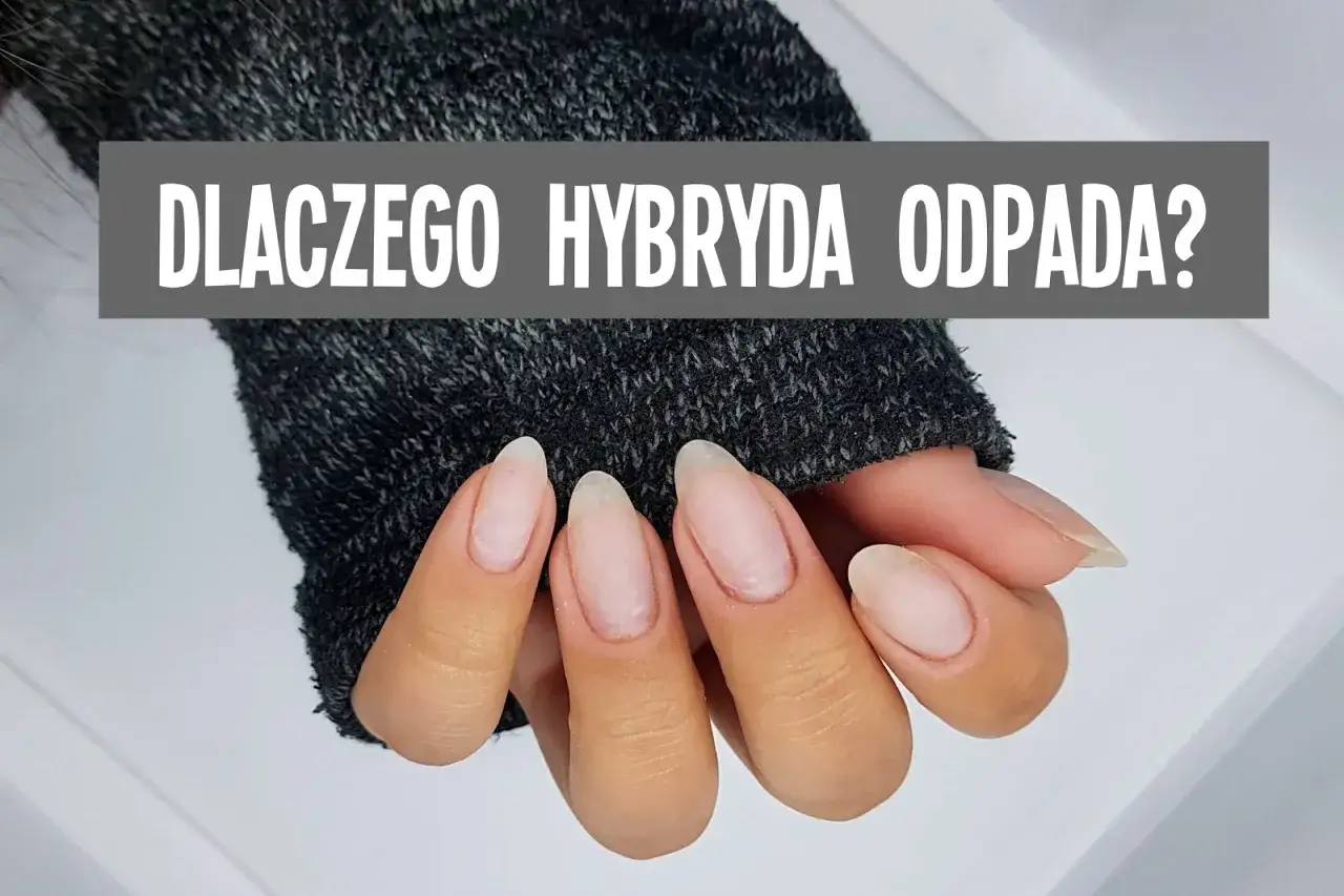 Dłonie z paznokciami, na których widać tekst "DLACZEGO HYBRYDA ODPADA?". Dowiedz się, jak nakładać żel na paznokcie krok po kroku, by uniknąć problemów.