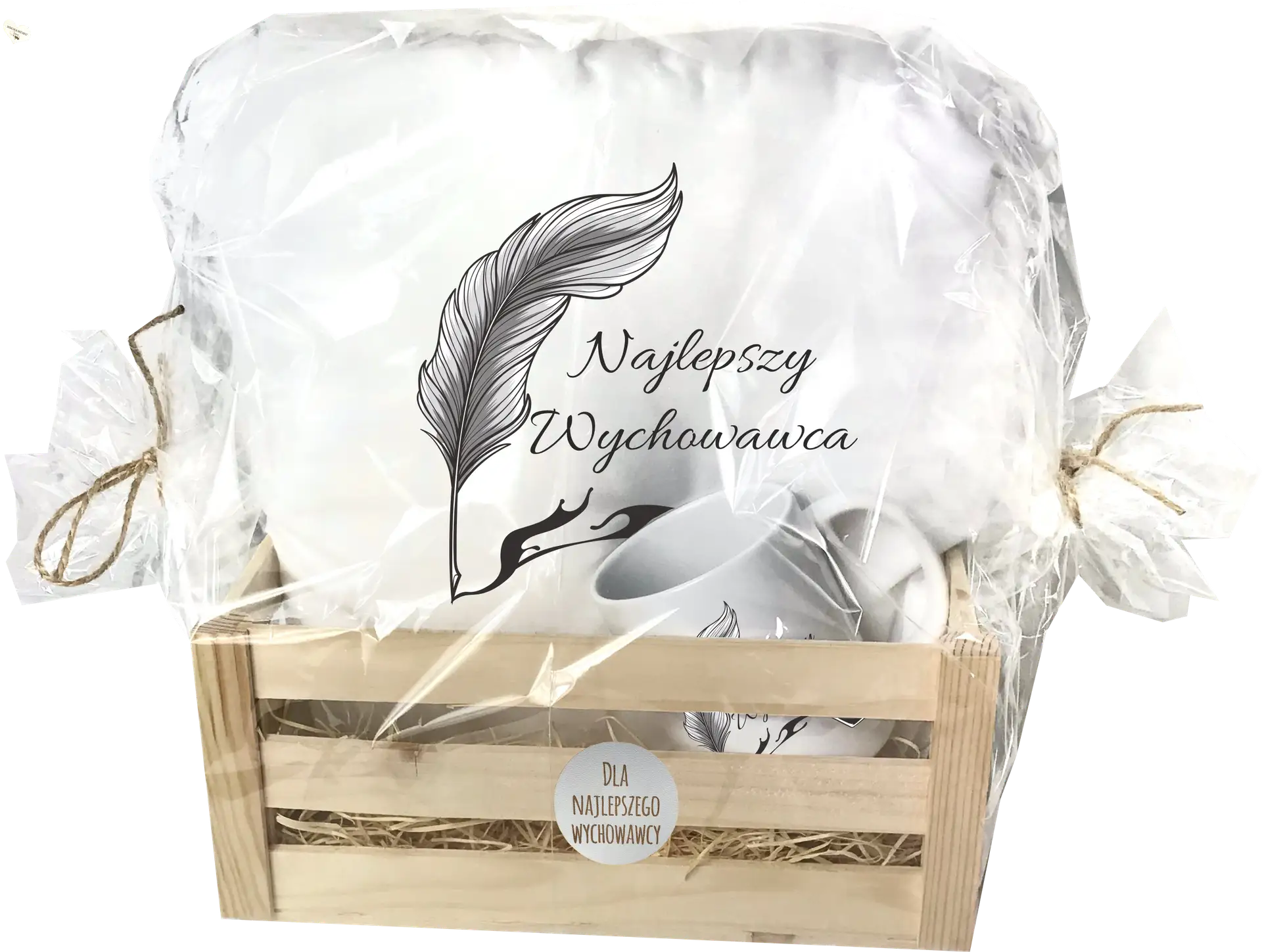 Drewniana skrzynka z prezentem dla wychowawcy: poduszka i kubek, zapakowane w folię.