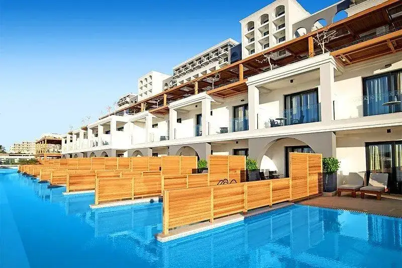 Jakie hotele spłonęły na Rodos i jak to wpłynęło na turystykę