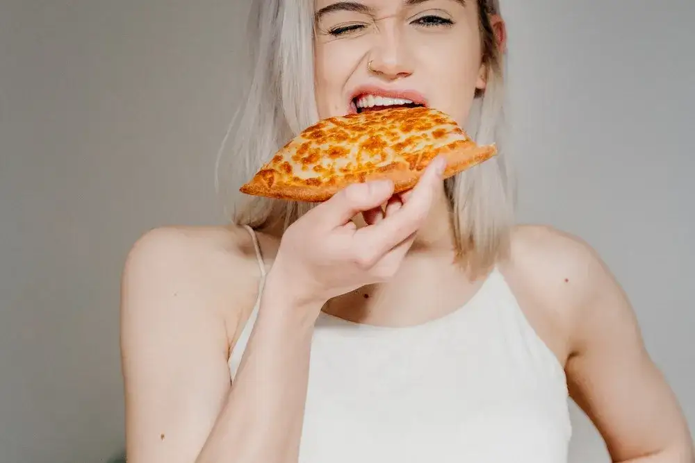 Ile kalorii ma pizza? Zaskakujące różnice między rodzajami pizzy