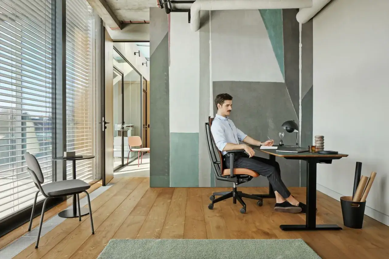 Jakie krzesło do biurka wybrać, aby uniknąć bólu pleców?