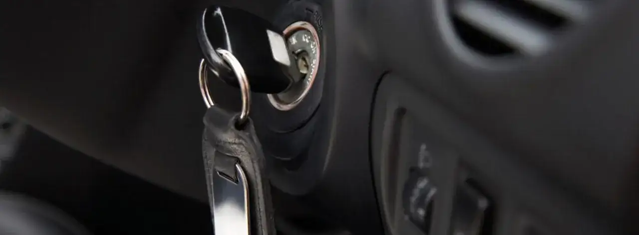 Zatrzaśnięte kluczyki w samochodzie? Oto sprawdzone metody otwierania