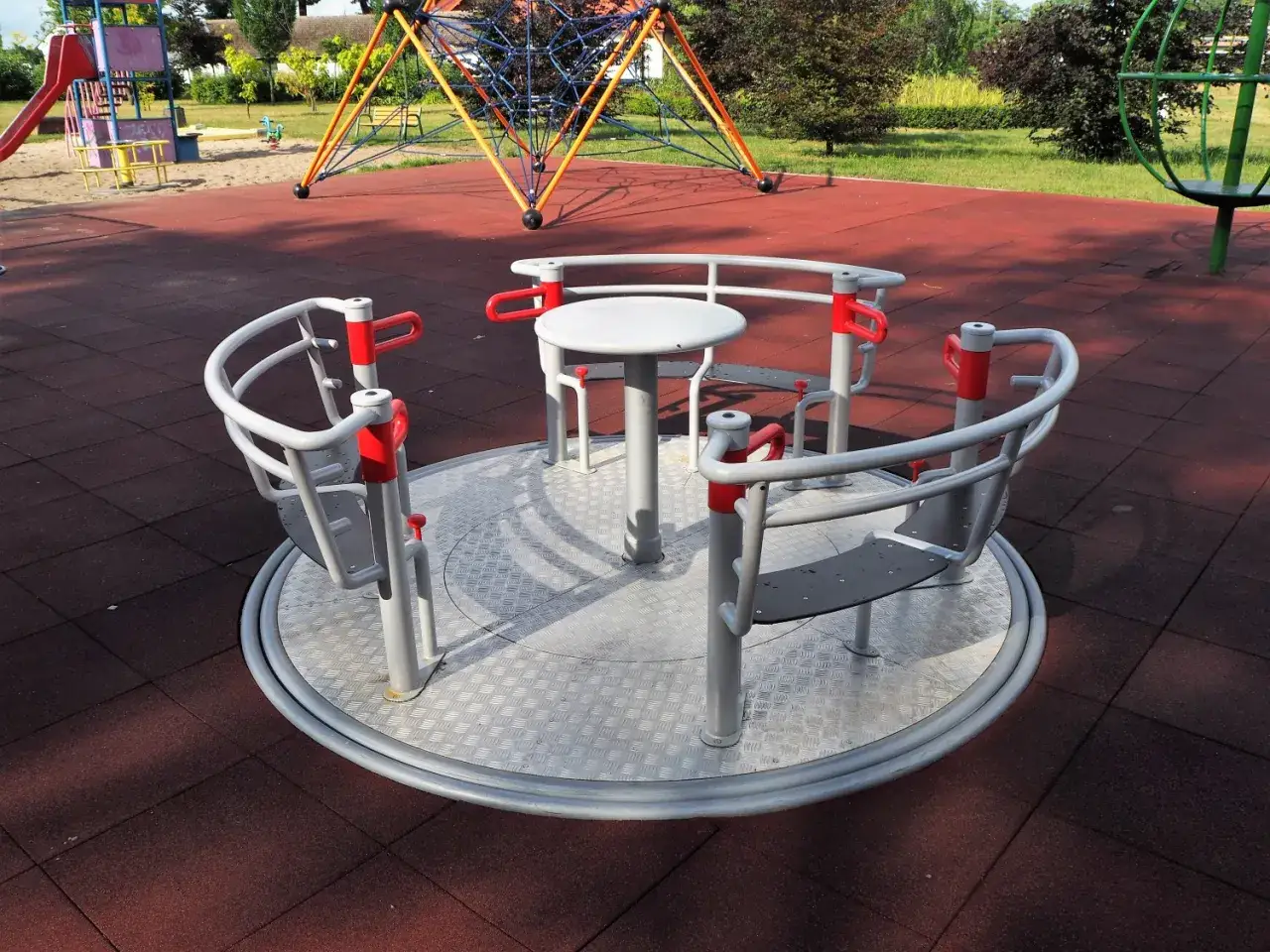 Jak zrobić karuzelę na plac zabaw bezpiecznie i tanio krok po kroku