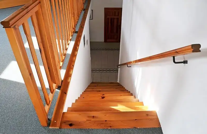 Ile kosztują schody wewnętrzne? Zaskakujące ceny różnych typów