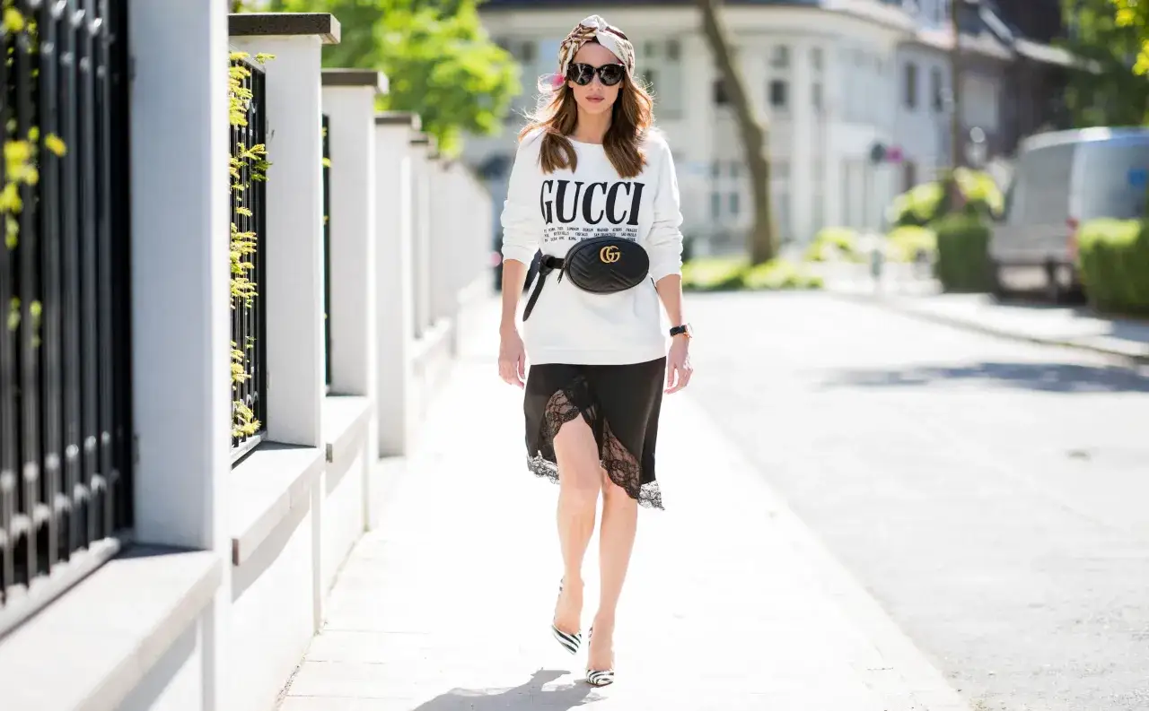 Jaką bluzkę do czarnej spódnicy wybrać, by wyglądać świetnie?