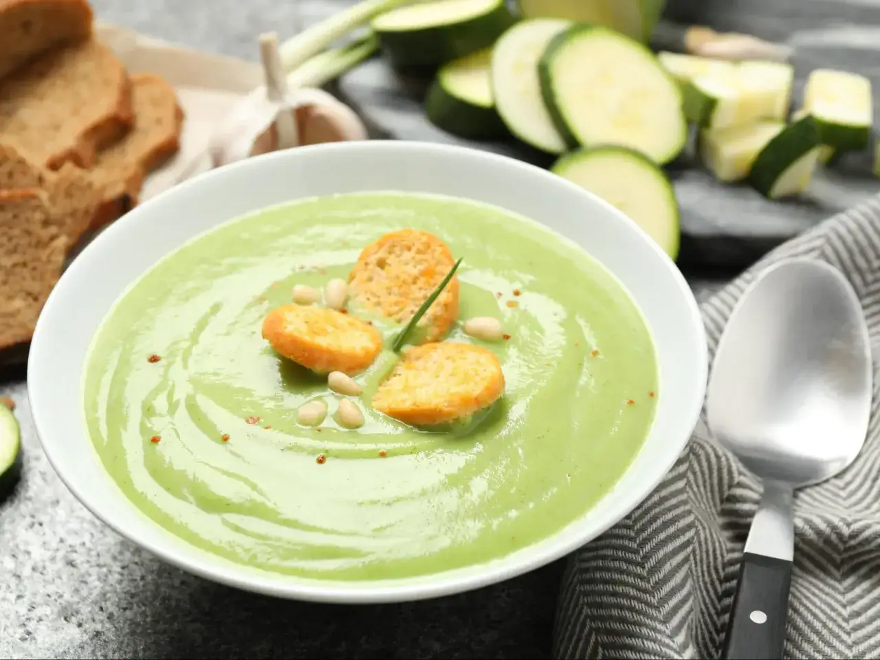 Jak zrobić zupę krem z cukinii, która zachwyci smakiem i zdrowiem