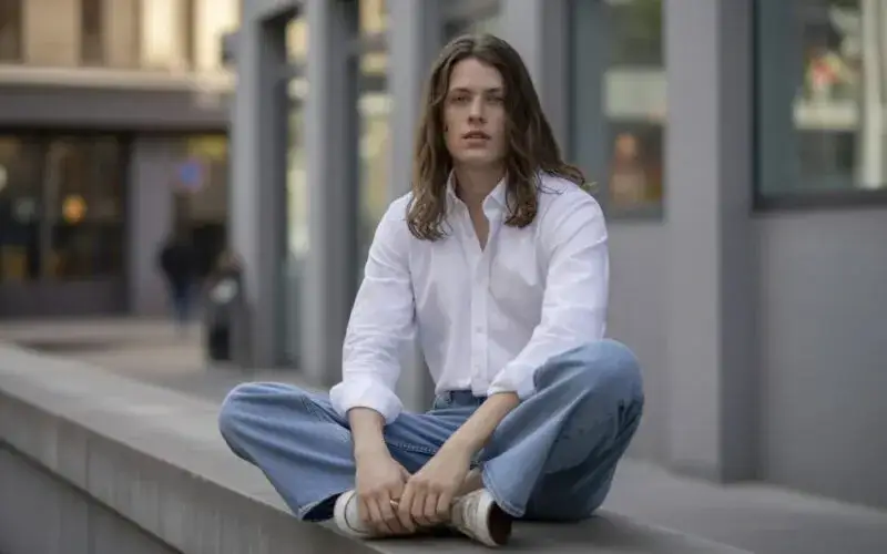 Koszula z dżinsami: Jak łączyć, by uniknąć wpadek i wyglądać stylowo?