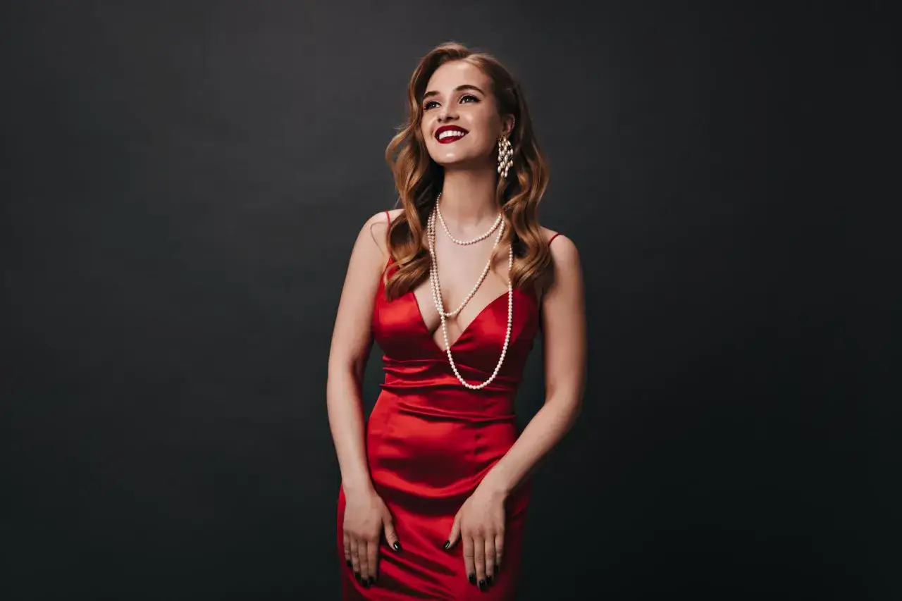 Jaki naszyjnik do czerwonej sukienki? Oto najlepsze propozycje!