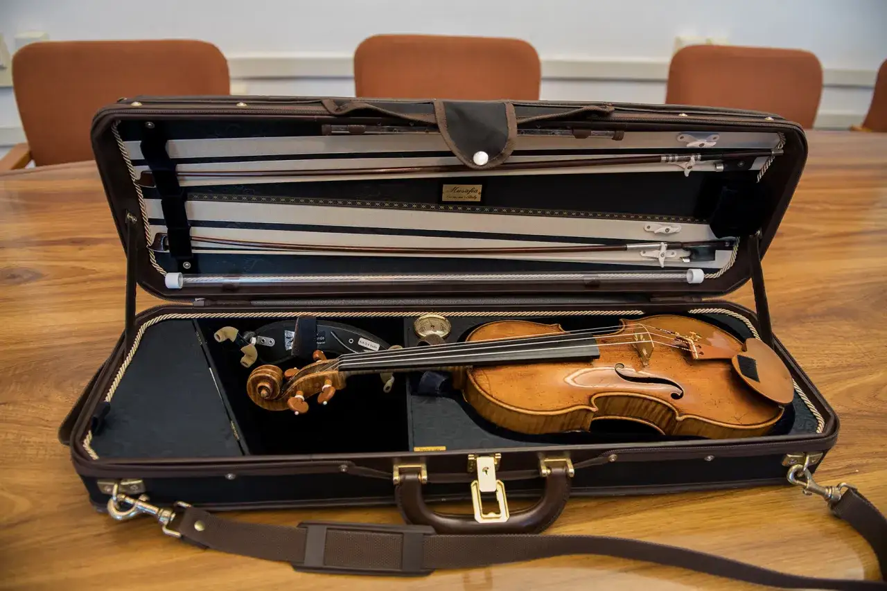 Skrzypce Stradivarius z jakiego drewna? Odkryj tajemnice ich brzmienia