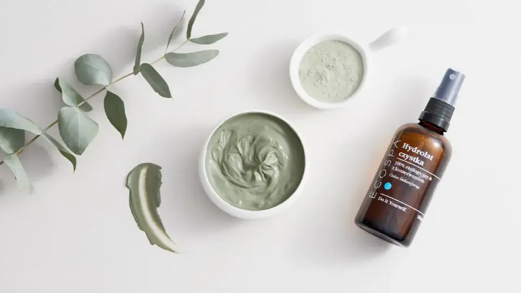 Jaki hydrolat do cery trądzikowej? Odkryj skuteczne rozwiązania na trądzik