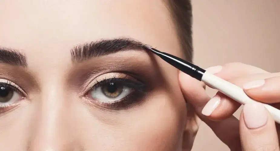 Wybierz idealny wosk do brwi: Twardy vs Miękki - Poradnik