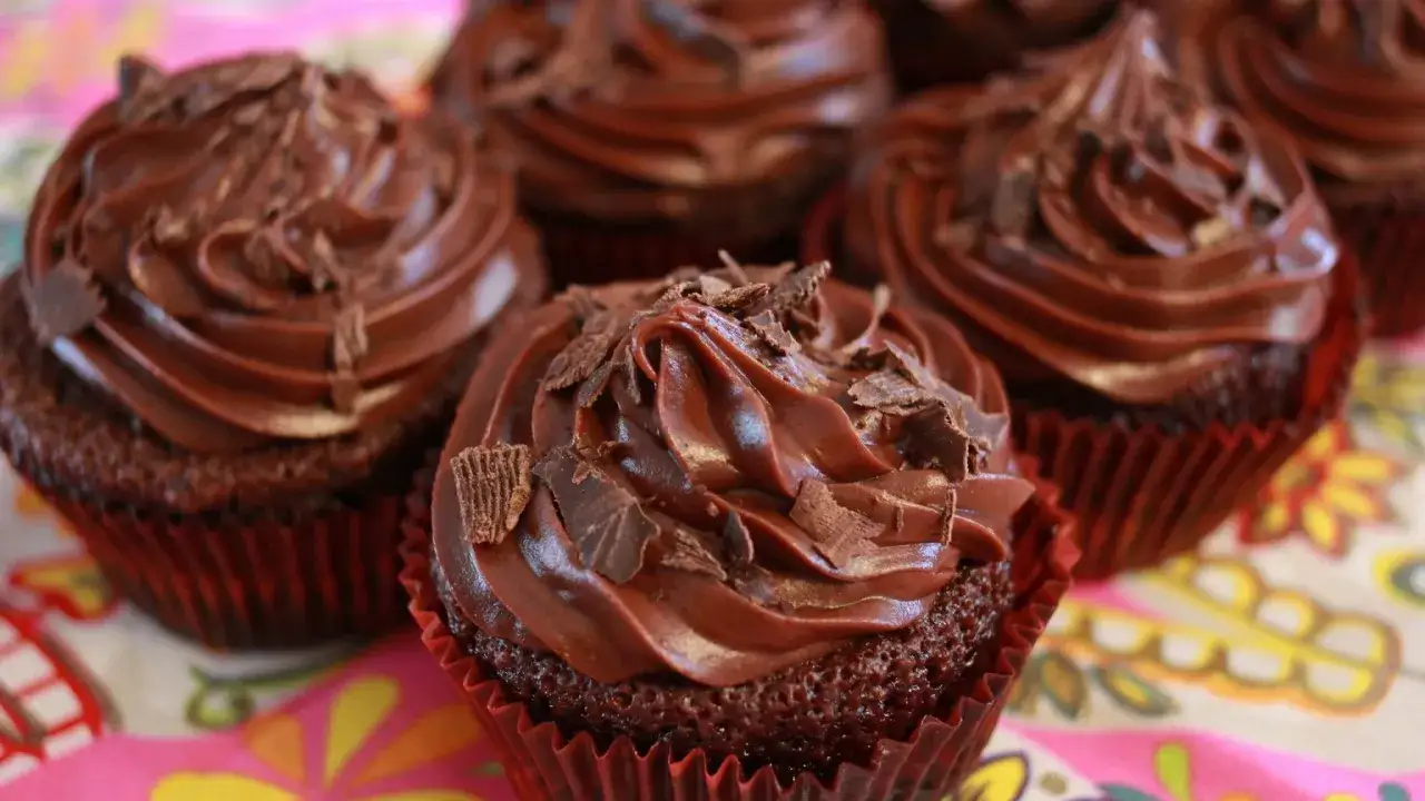 Jak zrobić, żeby babeczki nie opadły - uniknij tych błędów w pieczeniu