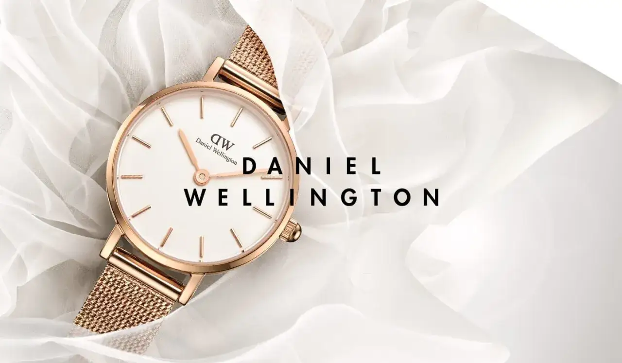 Elegancki damski zegarek Daniel Wellington z różowego złota na białym tle.