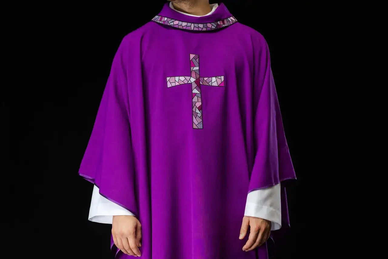 Fioletowa szata liturgiczna z ozdobnym krzyżem, symbolizująca czas pokuty, gdy kończą się roraty.