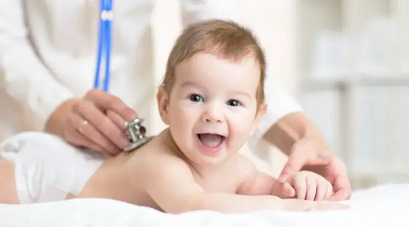 Kiedy zapisać dziecko do lekarza po porodzie? Ważne terminy i objawy, które nie mogą czekać