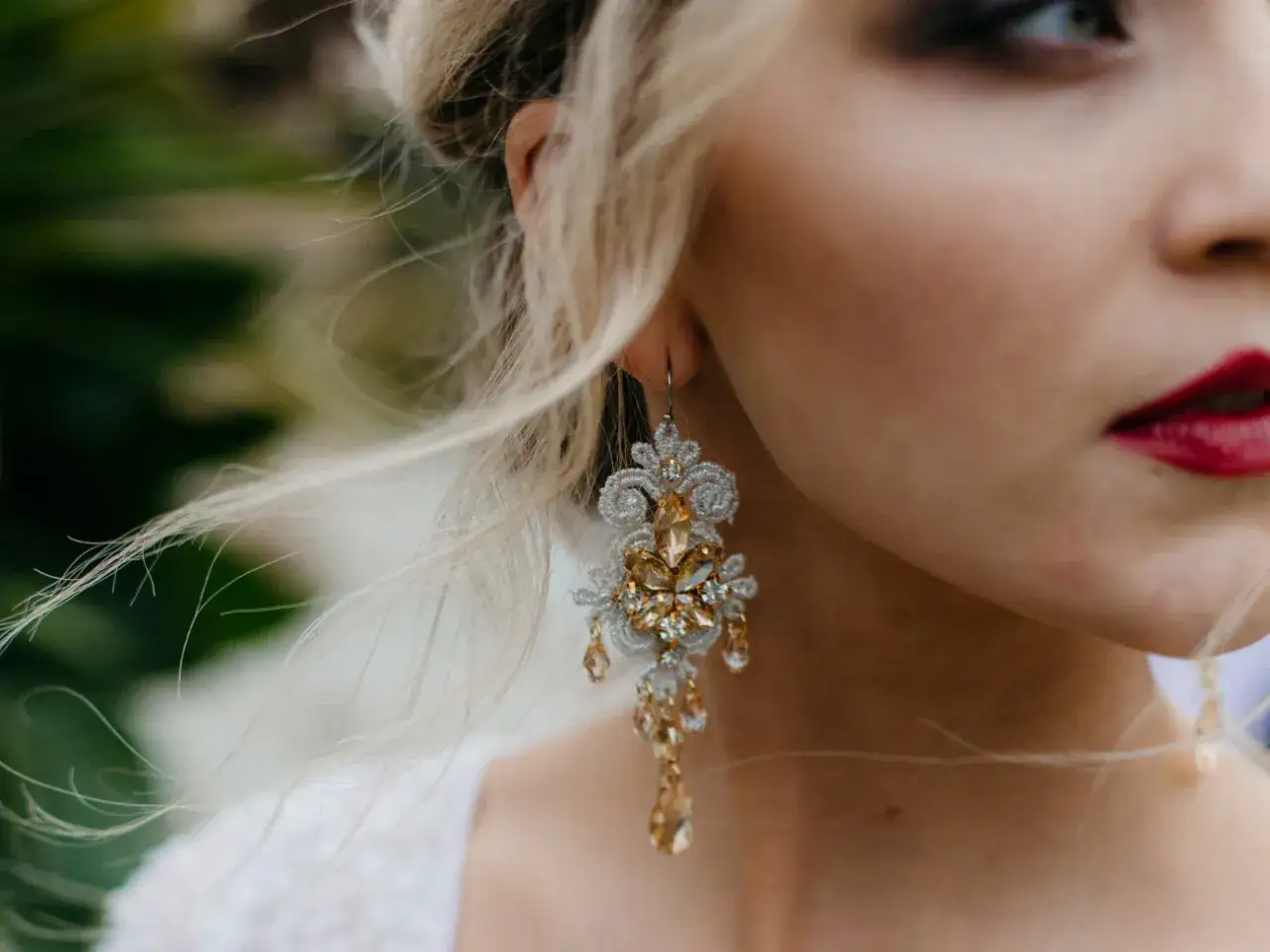 Kolczyki do koronkowej sukni ślubnej: Jak wybrać idealne?