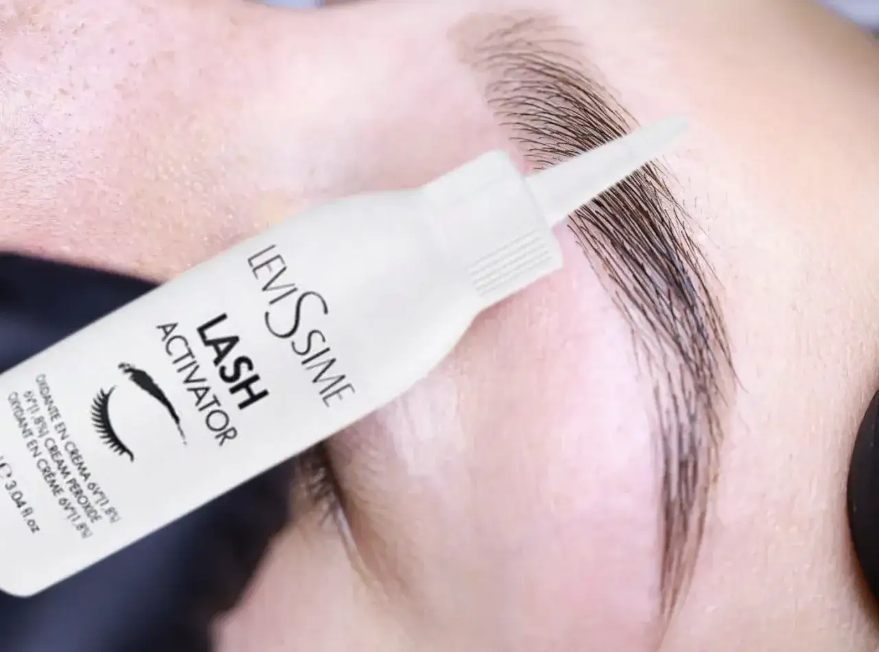 Znasz sekret udanej koloryzacji brwi? Najlepsze stylistki sięgają po aktywator do farbek do brwi