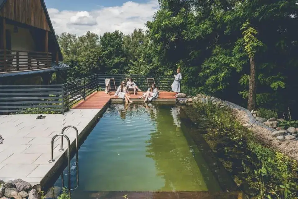 Hotele w lesie z basenem: Relaks w naturze i wodne atrakcje
